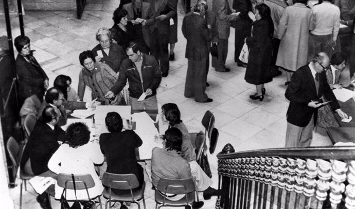 Andaluces votando en la jornada del 28 de febrero de 1980.