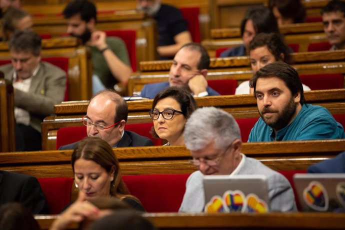 (I-D) El primer Secretario del PSC, Miquel Iceta, la portavoz del PSC al Parlamento de Cataluña, Eva Granados y el diputado del PSC en el Parlamento, Ferran Pedret, en el debate sobre política general, en el Parlament de Catalunya, en Barcelona, a 25 de