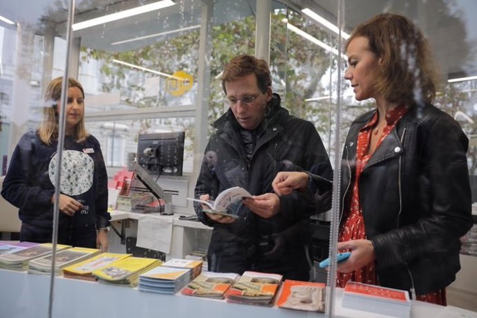 El alcalde de Madrid, José Luis Martínez-Almeida, junto a la concejal delegada de Turismo, Almudena Maíllo