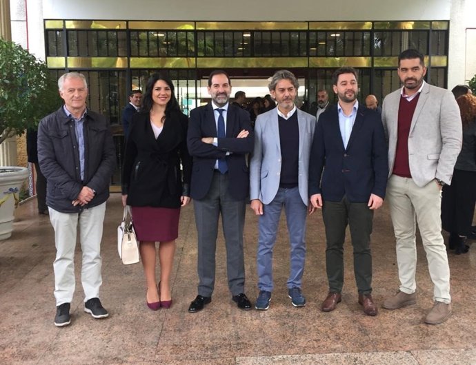 Ontiveros (tercero por la izda.) y Joyera visitan el CIMI Medina Azahara