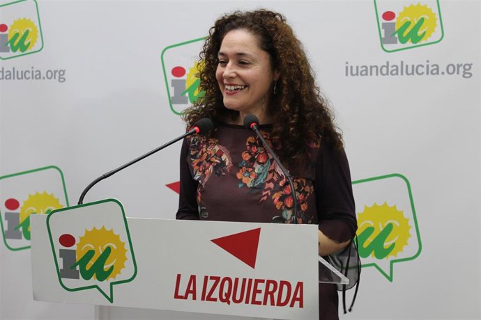 La responsable de Política Institucional de IU Andalucía, Inmaculada Nieto, en rueda de prensa.