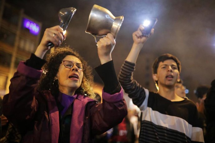 Manifestantes muestran su desacuerdo con el Gobierno del presidente de Colombia, Iván Duque, celebrando una cacerolada en la ciudad de Bogotá.