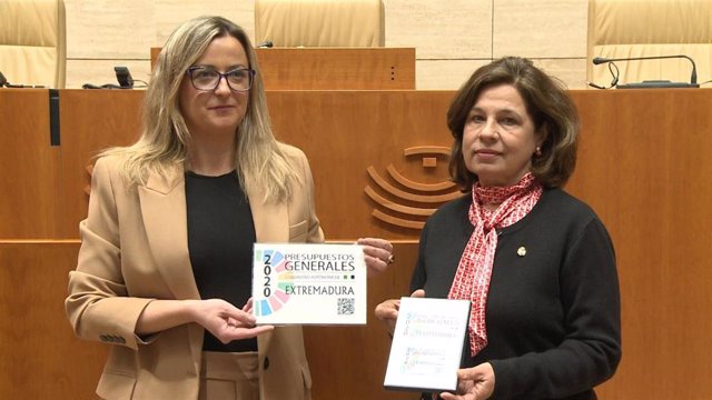 La consejera de Hacienda entrega el proyecto de PGEx para 2020 a la presidenta de la Asamblea de Extremadura
