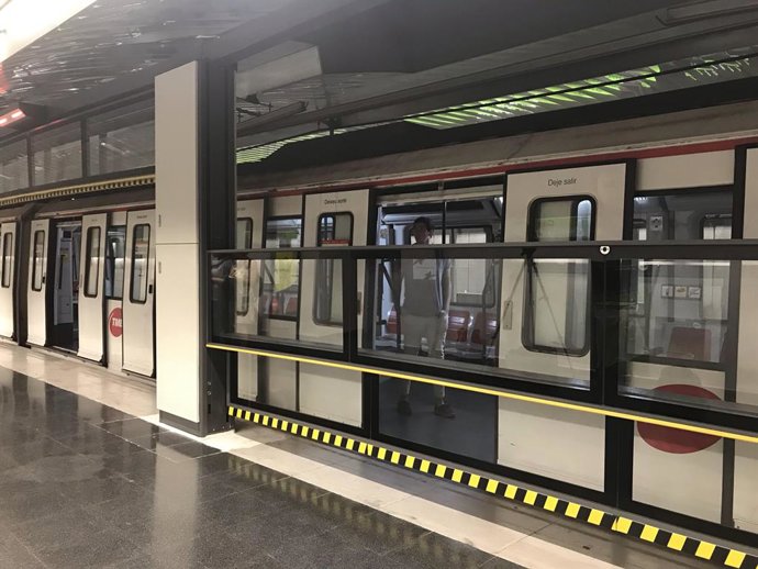 Puerta automática vertical en Metro de Barcelona