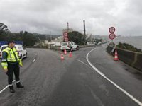 El viento alcanza los 136 km/h en Viveiro y la pleamar corta la circulación en la autovía de Marín