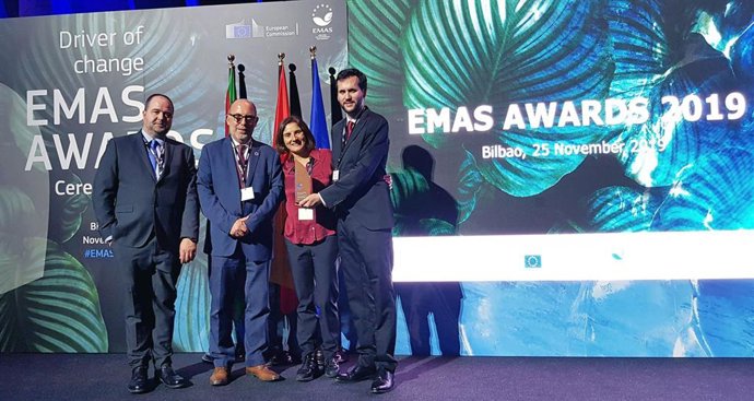 El jefe de Medio Ambiente del Puerto de Barcelona, Jordi Vila, y los técnicos David González y Daniel Ruiz