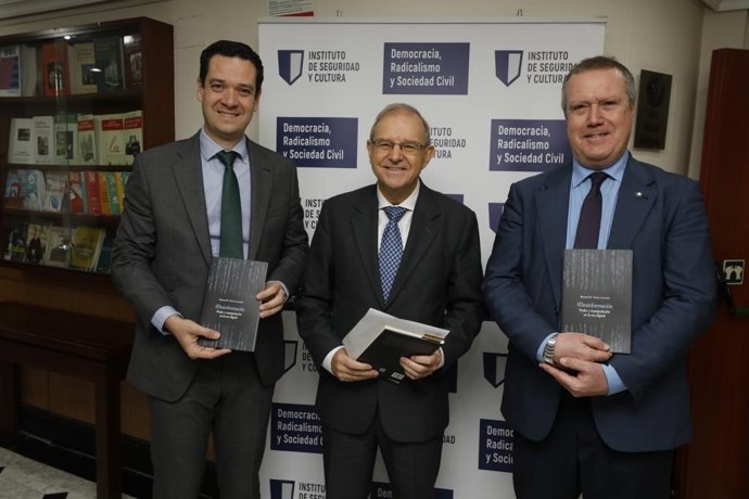 El profesor de la Universidad Pablo de Oolavide Manuel Torres (i), el director del Departamento de Seguridad Nacional Miguel Ángel Ballesteros (c) y el subdirector del Instituto Universitario General Gutiérrez Mellado Carlos Echeverría