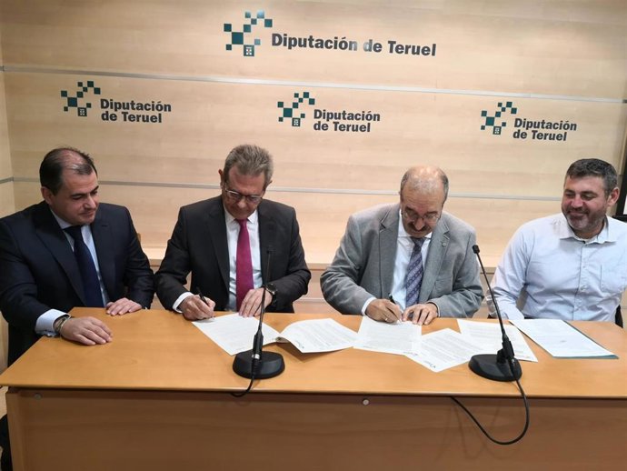 Diputación de Teruel y Caja Rural firman un convenio de apoyo a las ferias del sector primario en la provincia.