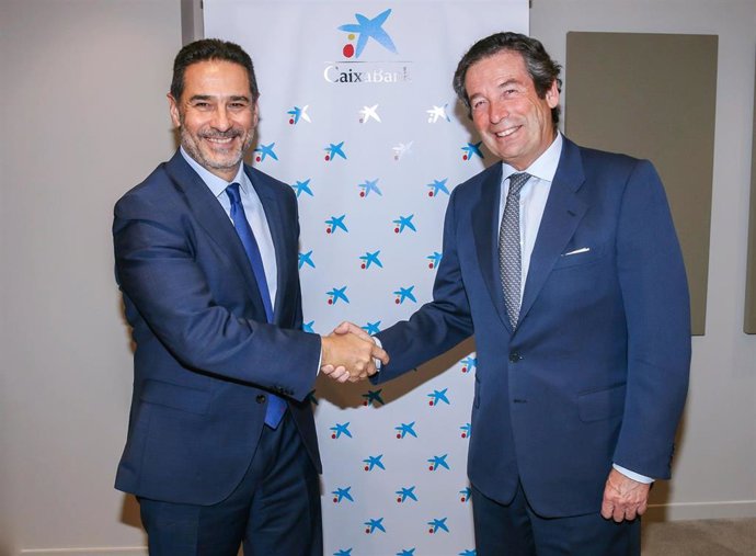 El Presidente De La Fundación ASPRIMA, Juan Antonio Gómez-Pintado, Y El Director Ejecutivo De Banca De Empresas De Caixabank, Luis Cabanas