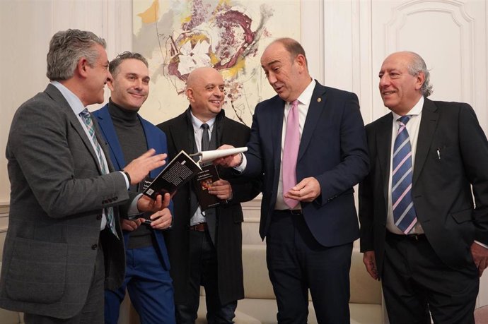 El vicepresidente de la Diputación, José María Bravo, seguido por el gandor del Accesit, Ángel Fernández Fernández, el ganador del premio, Juan Antonio González Iglesias y el presidente, Miguel Ángel de Vicente.