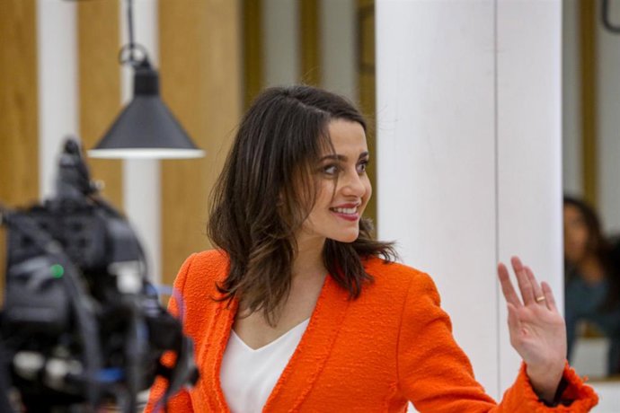 La candidata de Ciudadanos por Barcelona, Inés Arrimadas, llega al debate en laSexta de las candidatas del PSOE, PP, Unidas Podemos, Ciudadanos y Vox, en Madrid a 7 de noviembre de 2019.