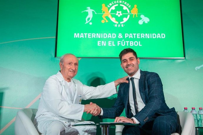 El doctor Pedro Guillén estrecha la mano de David Aganzo