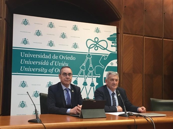 Rueda de prensa del rector de la Universidad de Oviedo, Santiago García Granda, con el vicerrector de Organización Académica, Juan José del Coz