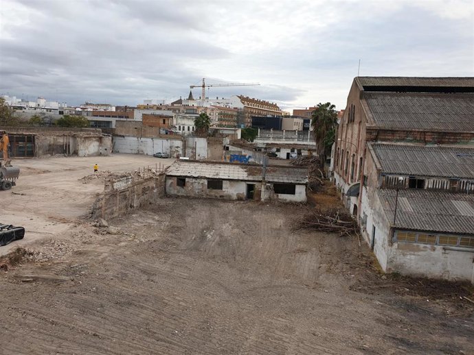 Obras de derribo en la fábrica de vidrio