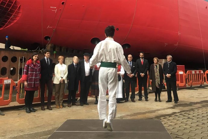 La consejera de Desarrollo Económico, Arantxa Tapia, y  el diputado general de Bizkaia, Unai Rementeria, en la botadura del buque del armador Alsaker Fjordbruk