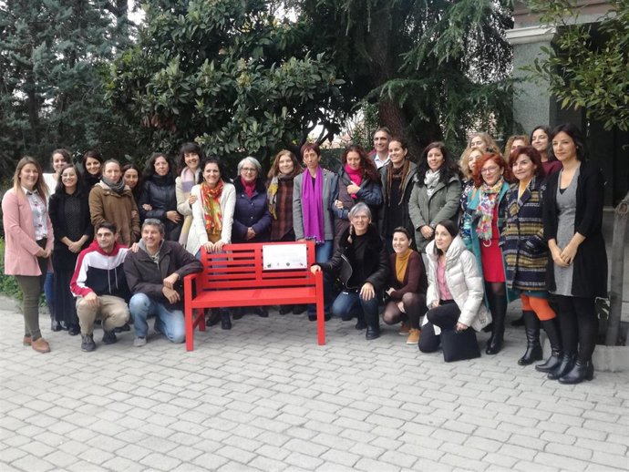 La Confederación Estatal de Personas Sordas (CNSE) se ha sumado este martes a la 'Campaña Internacional del Banco Rojo' para combatir la violencia machista, de forma que personas sordas han instalado en su sede un banco de color rojo a modo de símbolo.