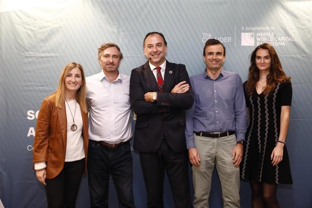 En el centro, Òscar Sala, director de The Collider.