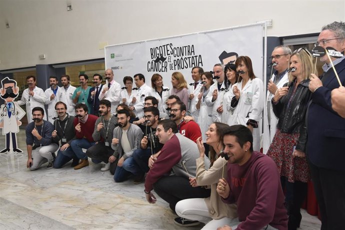 Autoridades y profesionales se ponen el bigote de 'Movember' para concienciar sobre la salud masculina