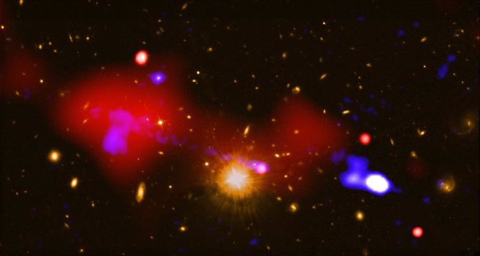 Un agujero negro nutre estrellas en formación a un millón de años luz
