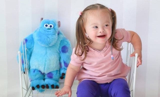 Niños con Síndrome de Down posan para la cámara de una artista de la fotografía vestidos de Disney en una campaña de sensibilización