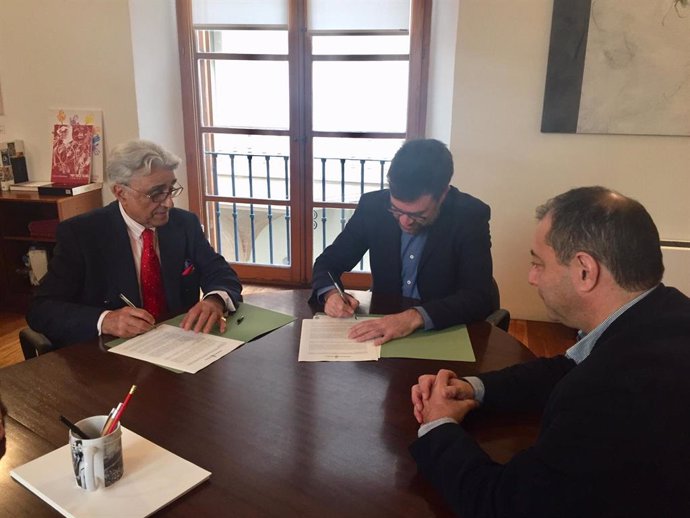 El tinent d'alcalde de Cultura i Benestar Social de l'Ajuntament de Palma, Antoni Noguera, i el president del Banc d'Aliments, Raimundo de Montis, han signat la renovació del conveni.