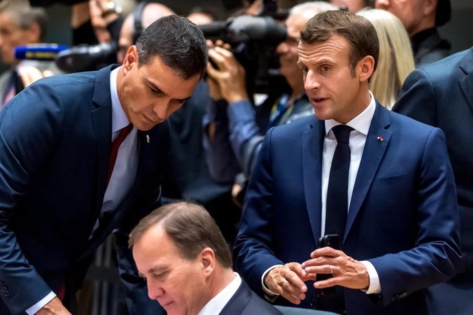 17 October 2019, Belgium, Brussel: Spain Acting Prime Minister Pedro Sanchez (L) speaks with French President Emmanuel Macron (R) during the European Council summit at the EU headquarters. Photo: Pool Danny Gys/BELGA/dpa