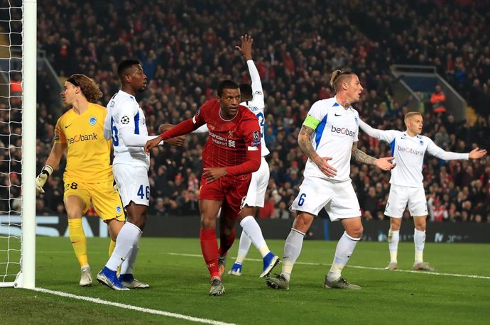 Georginio Wijnaldum celebrando un gol del Liverpool ante el Genk en la Champions