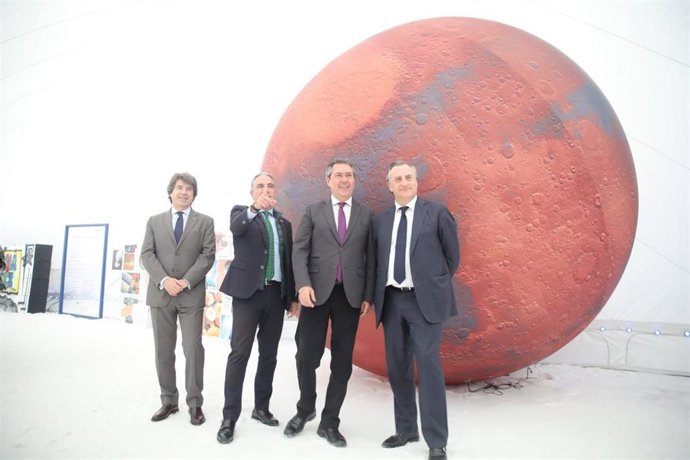 Elías Bendodo, durante su visita a la exposición 'Stellaris', este martes