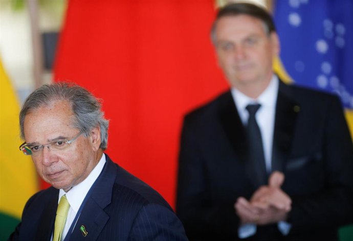 El ministro de Economía de Brasil, Paulo Guedes. En segundo plano, el presidente Jair Bolsonaro.
