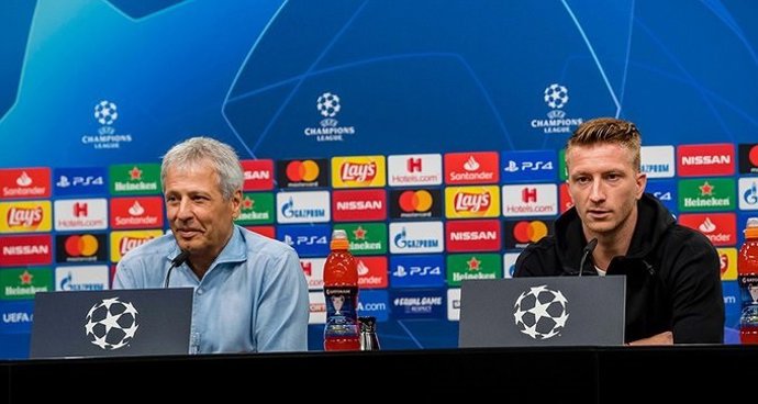 El entrenador, Lucien Favre, y el jugador Marco Reus del Borussia Dortmund en rueda de prensa