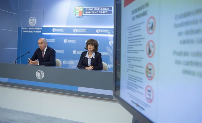 La consejera de Salud, Nekane Murga presenta el decreto que regula la señalizacino de bebidas y tabaco.