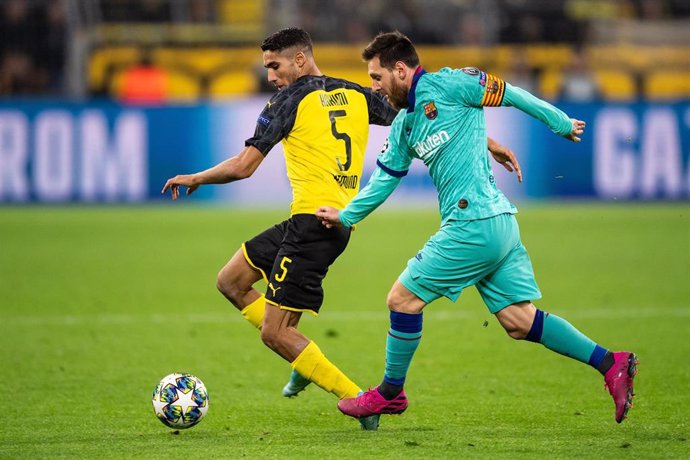 Achraf Hakimi y Leo Messi en el Borussia Dortmund-FC Barcelona en el Signal Iduna Park