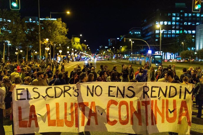 Manifestantes cortan la avenida Diagonal de Barcelona en una protesta convocada por los CDR tras la sentencia judicial sobre el 'procés'.