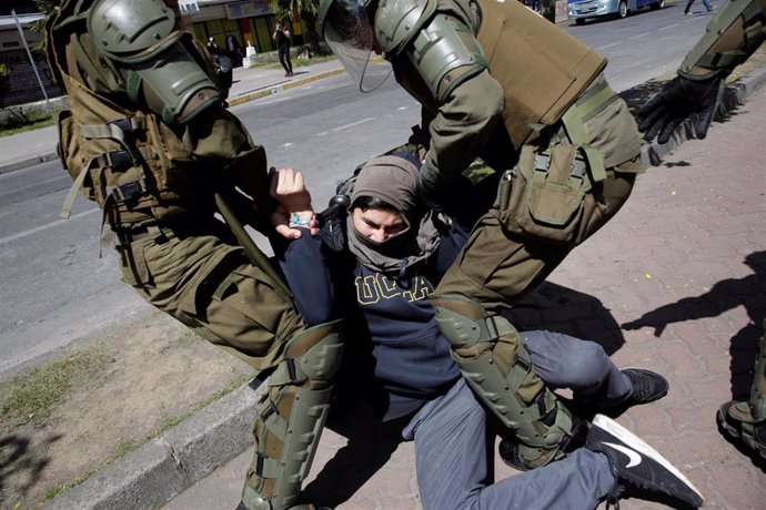 Miembros del cuerpo de Carabineros detienen a un manifestante durante las protestas que están teniendo lugar en diferentes ciudades de Chile en el último mes.