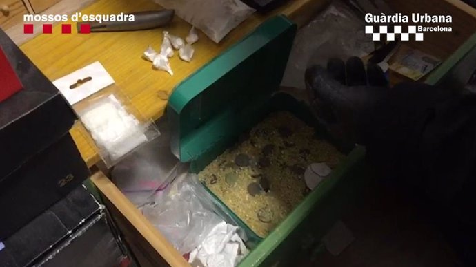 Material confiscat durant un escorcoll en un pis de Nou Barris (Barcelona) on es venia cocana.