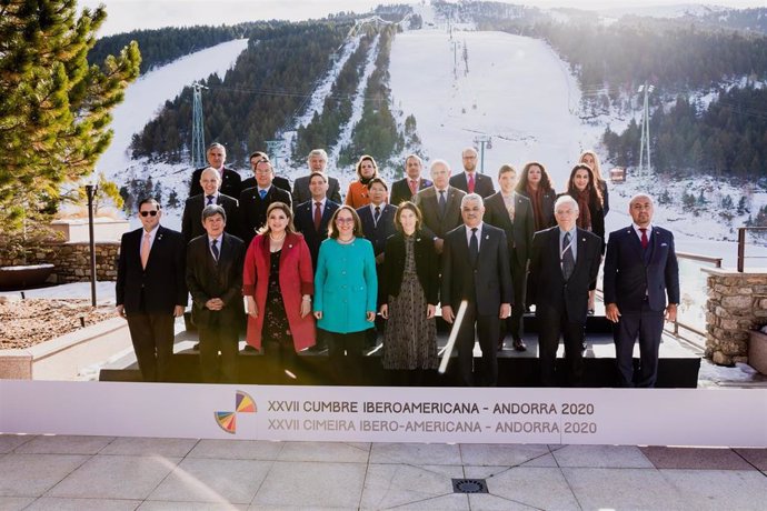 Fotografia oficial de família de los representantes de los países asistentes a la reunión ministerial preparatoria de la Cumbre Iberoamericana 2020.