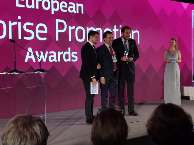 El alcalde de Valladolid y el vicesecretario general del Ayuntamiento recogen el premio EEPA al mejor proyecto de Mejora del Entorno Empresarial.