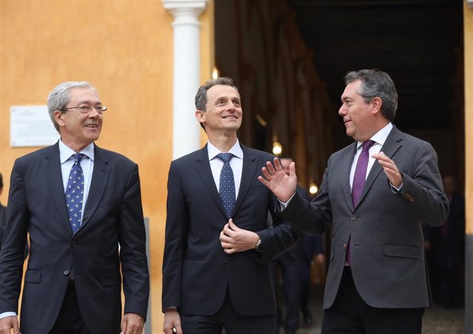 El consejero de Economía, Rogelio Velasco, el ministro de Ciencia, Pedro Duque, y el alcalde de Sevilla, Juan Espadas, antes de la rueda de prensa en Sevilla sobre la conferencia ministerial de la Agencia Espacial Europea (ESA).