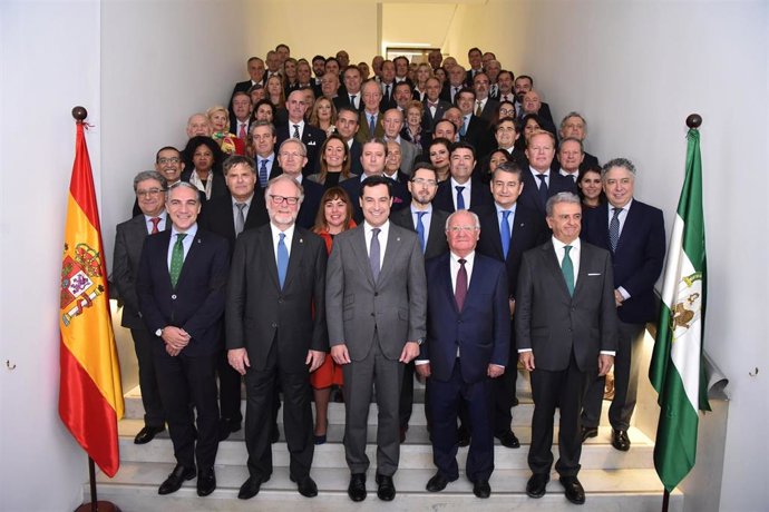 El presidente de la Junta, Juanma Moreno, rodeado por los 70 cónsules con que se ha reunido este martes.