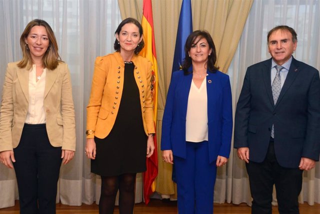 La ministra de Industria, Reyes Maroto, junto a la presidenta del Gobierno riojano, Concha Andreu, entre otras autoridades
