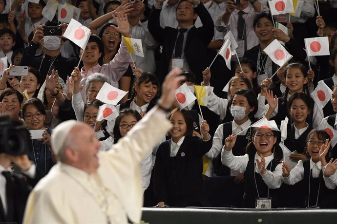 25 November 2019, Japan, Tokyo: Pope Francis (L) greets attendees upon his arrivalat Tokyo Dome to conduct a Holy Mass, during his visit to Japan. Photo: Rodrigo Reyes Marin/ZUMA Wire/dpa