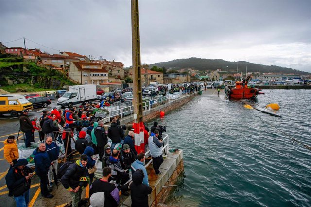 Vecinos del municipio de Aldán observan la llegada del remolcador 'Insuíña Rande' con el 'narcosubmarino' al puerto de Aldán /Pontevedra / Galicia (España), a 26 de noviembre de 2019.