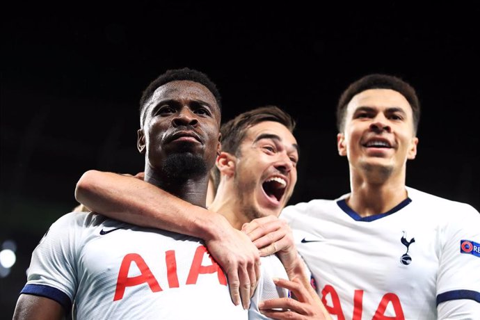 Serge Aurier celebra su gol con el Tottenham