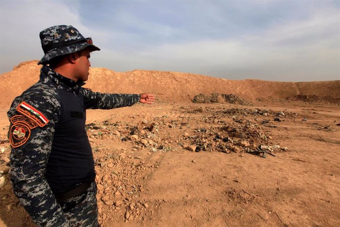 Hallazgo de una fosa común con los cuerpos de yazidíes ejecutados por Estado Islámico en Sinyar (Irak)