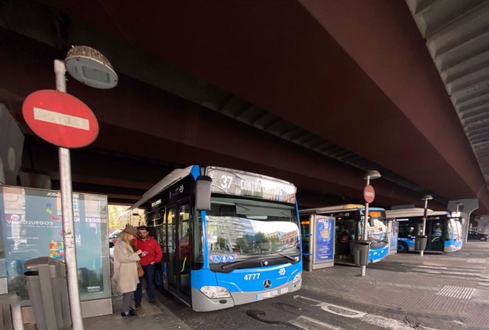 Varios autobuses de la EMT paran para recoger y dejar viajeros durante su ruta por Madrid.