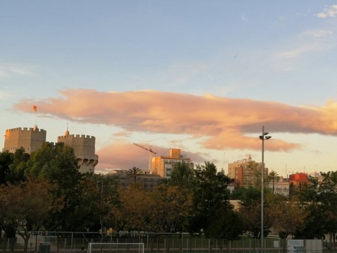 El viento de poniente deja mínimas de 17 grados en Valencia