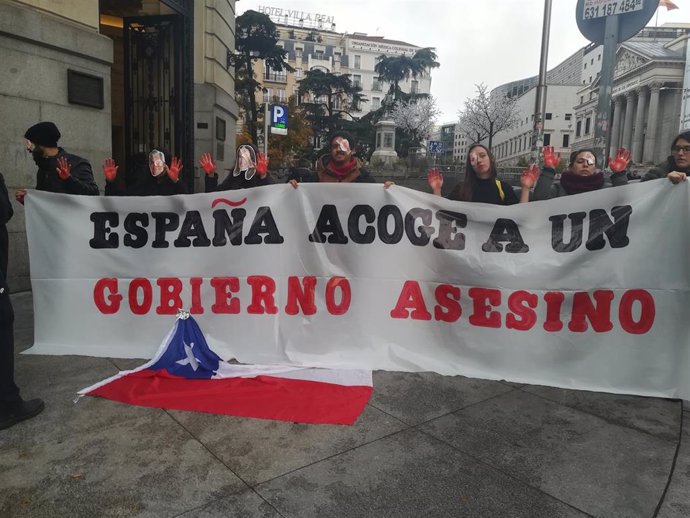 Un grupo de chilenos se concentra frente al Hotel Westin Palace de Madrid