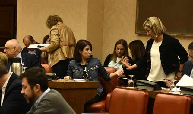 La portavoz del PSOE en el Congreso, Adriana Lastra, habla con la diputada de Coalición Canarias, Ana Oramas, durante la reunión de la Diputación Permanente del Congreso.