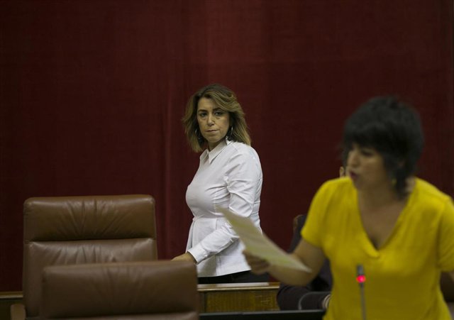 La secretaria general de PSOE-A, Susana Díaz (i), durante la intervención de la lider de Adelante Andalucía, Teresa Rodríguez (d) durante la sesión de control al gobierno del Parlamento andaluz