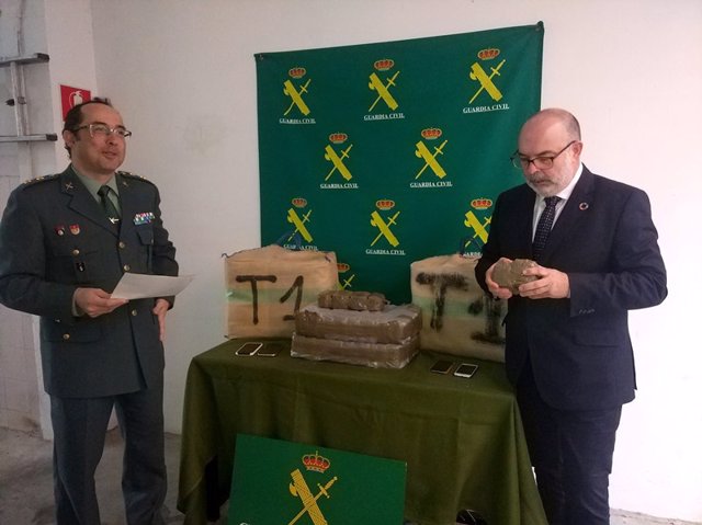 Andrés Velarde (izda) y Miguel Latorre con la droga incautada en Matalebreras.